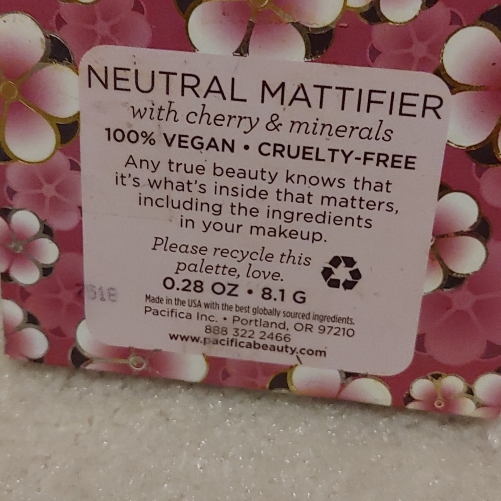 Neutralizing Mattifier Translucent Powd - Picture 2 of 2
